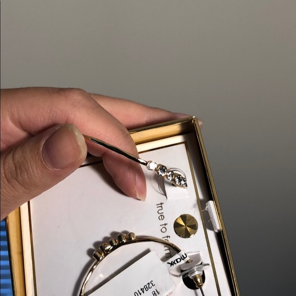 Good hoop earrings - Picture 3 of 4